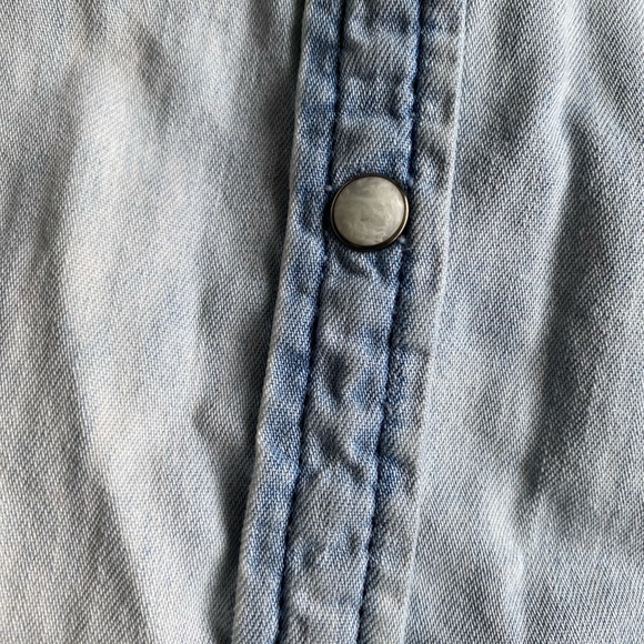 American Eagle 100% cotton pearl like button up denim shirt. Factory distressed - Picture 2 of 9